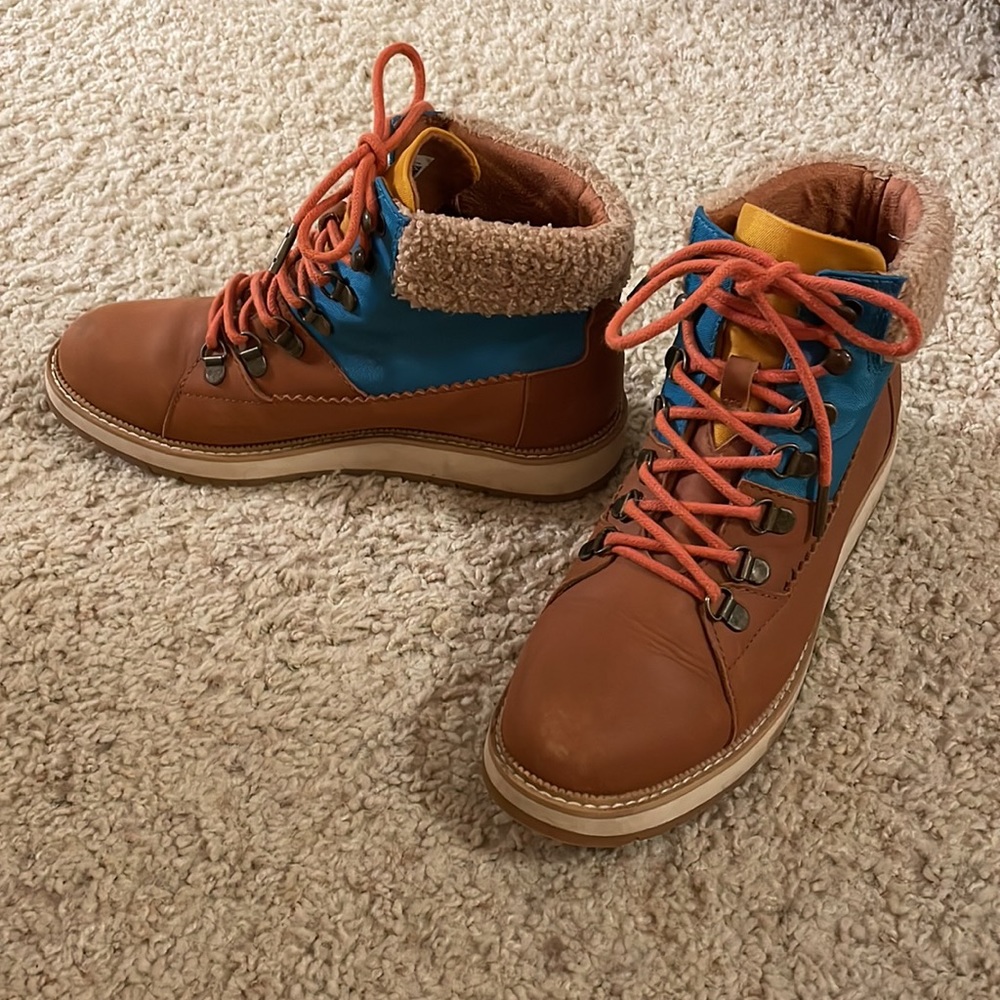 Toms Mesa Boots in size 7